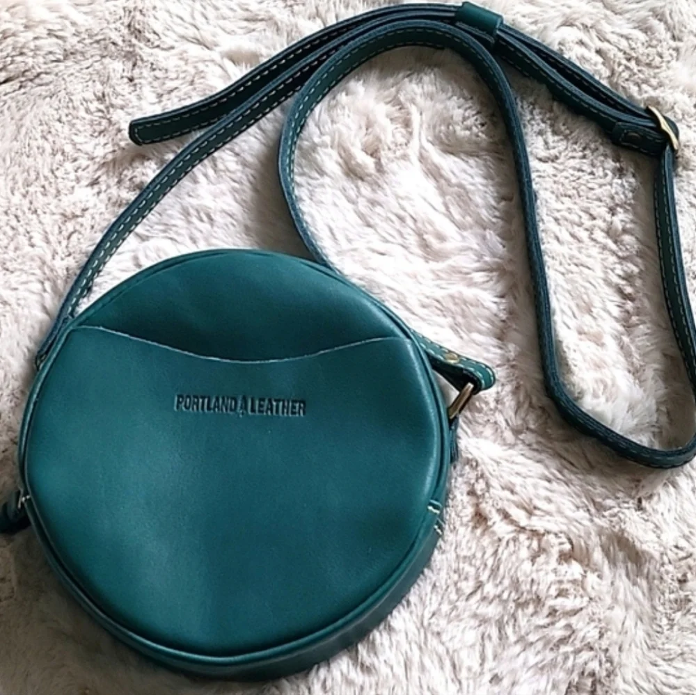 Portland Leather Peacock Teal Green Round Crossbody Bag NWOT - Picture 2 of 5